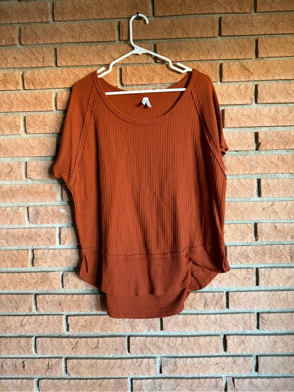Mudd Short Sleeve Waffle Knit Top in Rust Brown